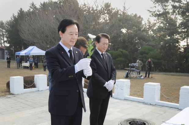 충혼탑 참배